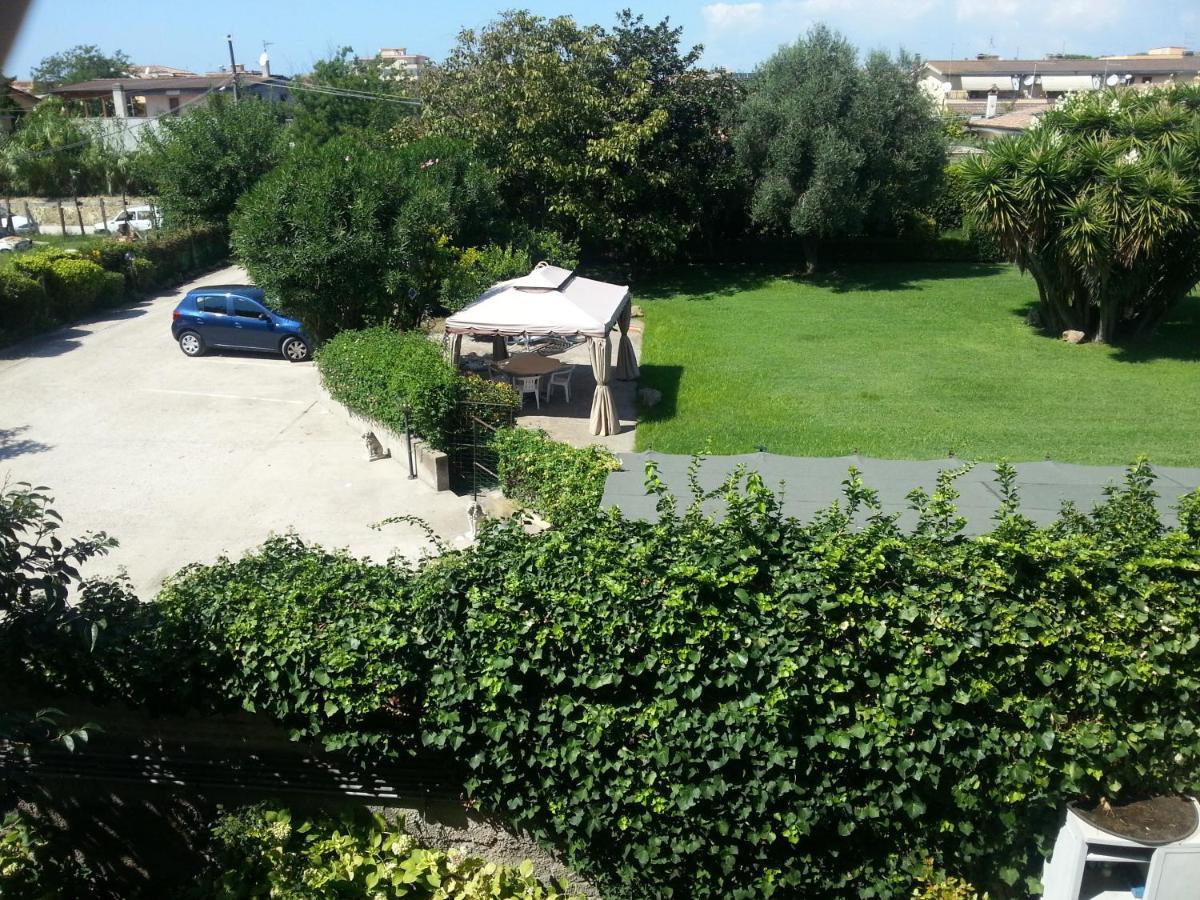 Garden Basement - Seminterrato Max 4 Ospiti - Fiumicino Vicino Aeroporto E Fiera Apartman Kültér fotó