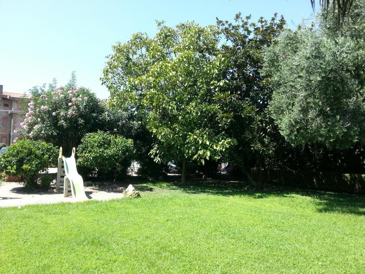Garden Basement - Seminterrato Max 4 Ospiti - Fiumicino Vicino Aeroporto E Fiera Apartman Kültér fotó