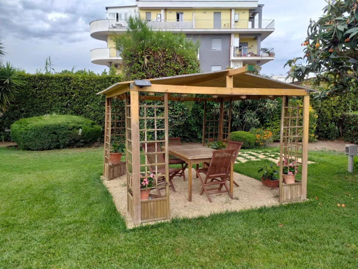 Garden Basement - Seminterrato Max 4 Ospiti - Fiumicino Vicino Aeroporto E Fiera Apartman Kültér fotó
