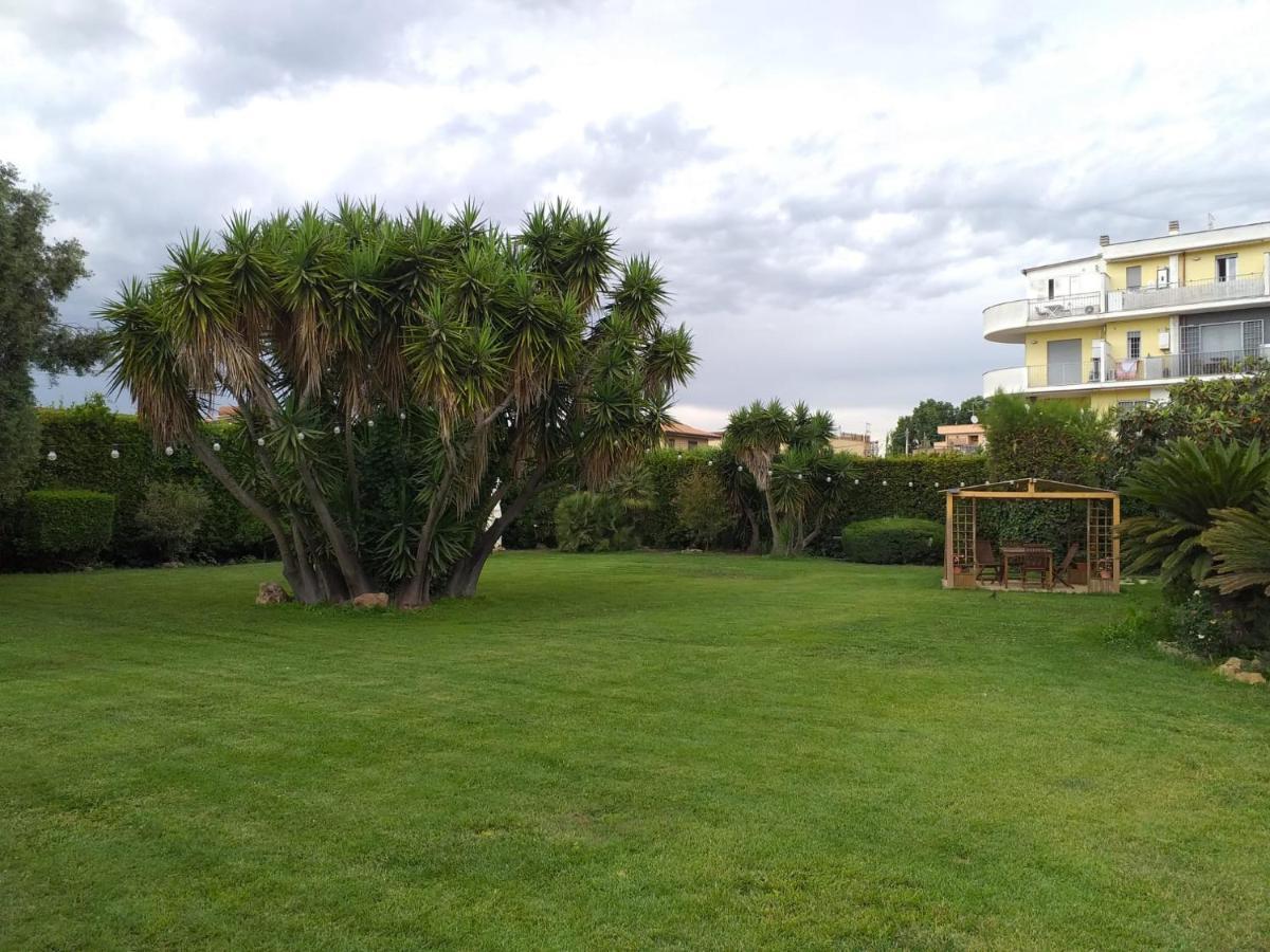 Garden Basement - Seminterrato Max 4 Ospiti - Fiumicino Vicino Aeroporto E Fiera Apartman Kültér fotó