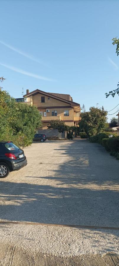 Garden Basement - Seminterrato Max 4 Ospiti - Fiumicino Vicino Aeroporto E Fiera Apartman Kültér fotó