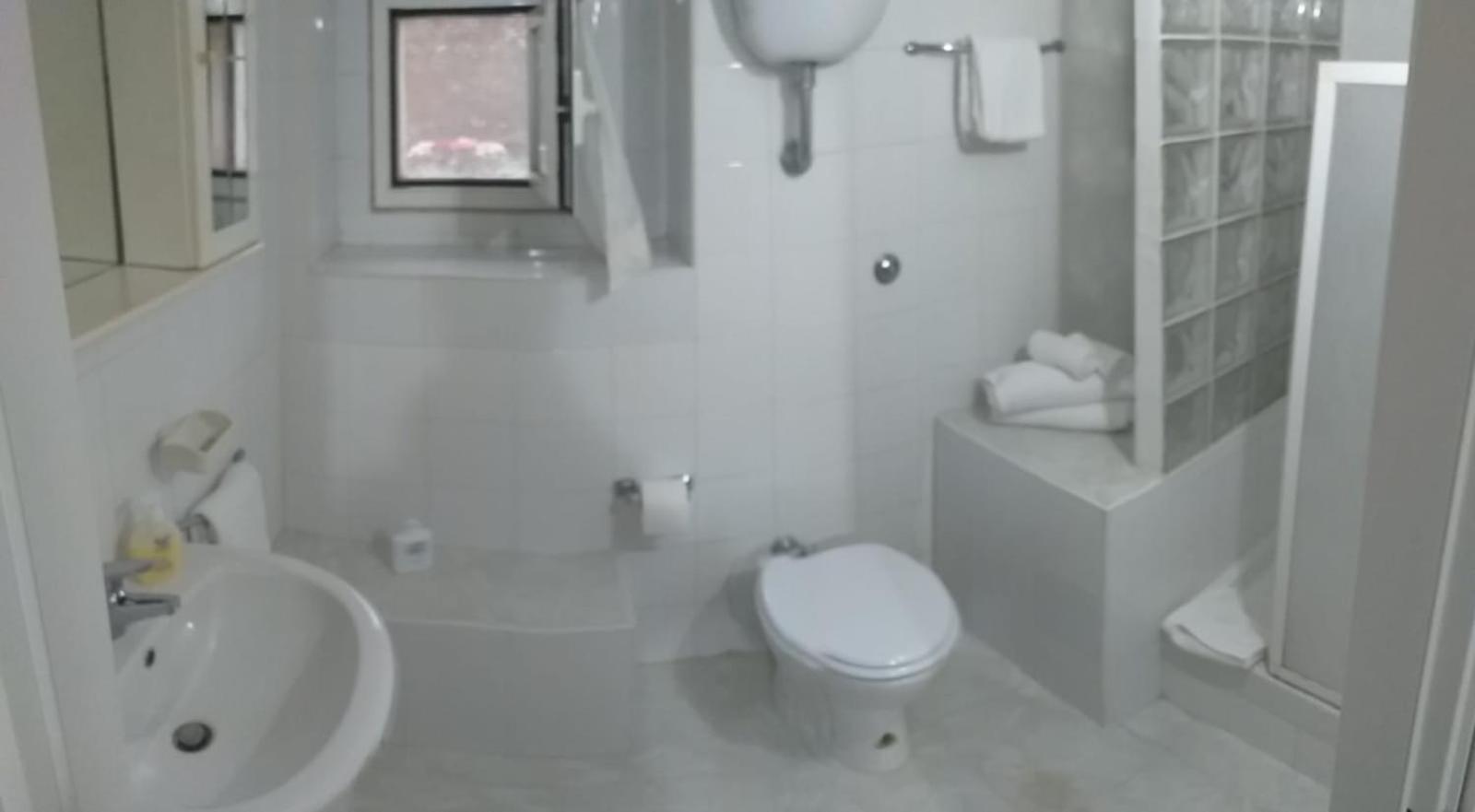 Garden Basement - Seminterrato Max 4 Ospiti - Fiumicino Vicino Aeroporto E Fiera Apartman Kültér fotó